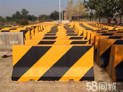 泥隔離墩道路防撞墩 水泥墩防撞隔離墩水馬護欄